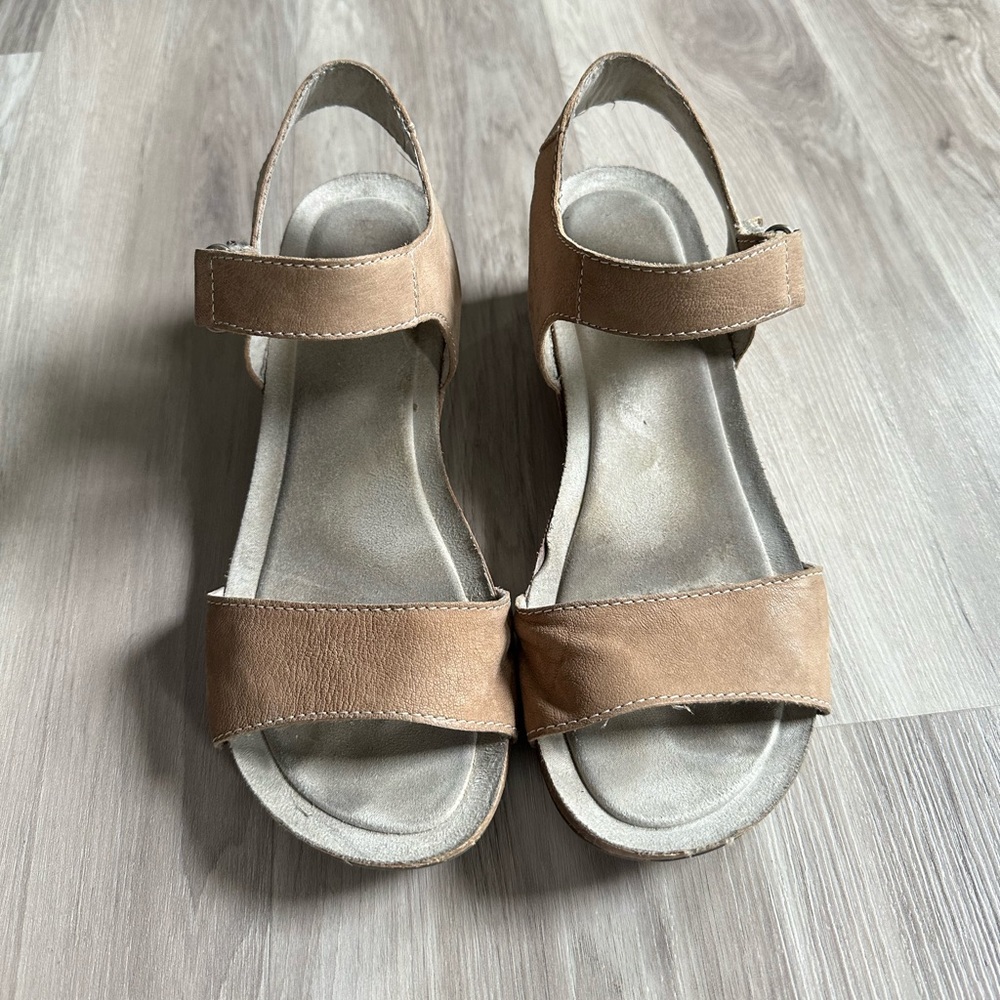 White Mountain sandals